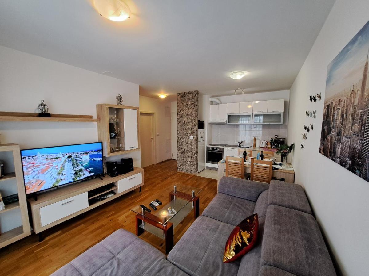 Mariposa, Apartment With Balcony, Private Parking In The Garage, Near The Biggest Shopping Center Mall Of Split Eksteriør bilde